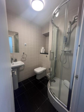 Lavish 2 Bedroom Apartment in the Heart of Mayfairs Luxury H11
